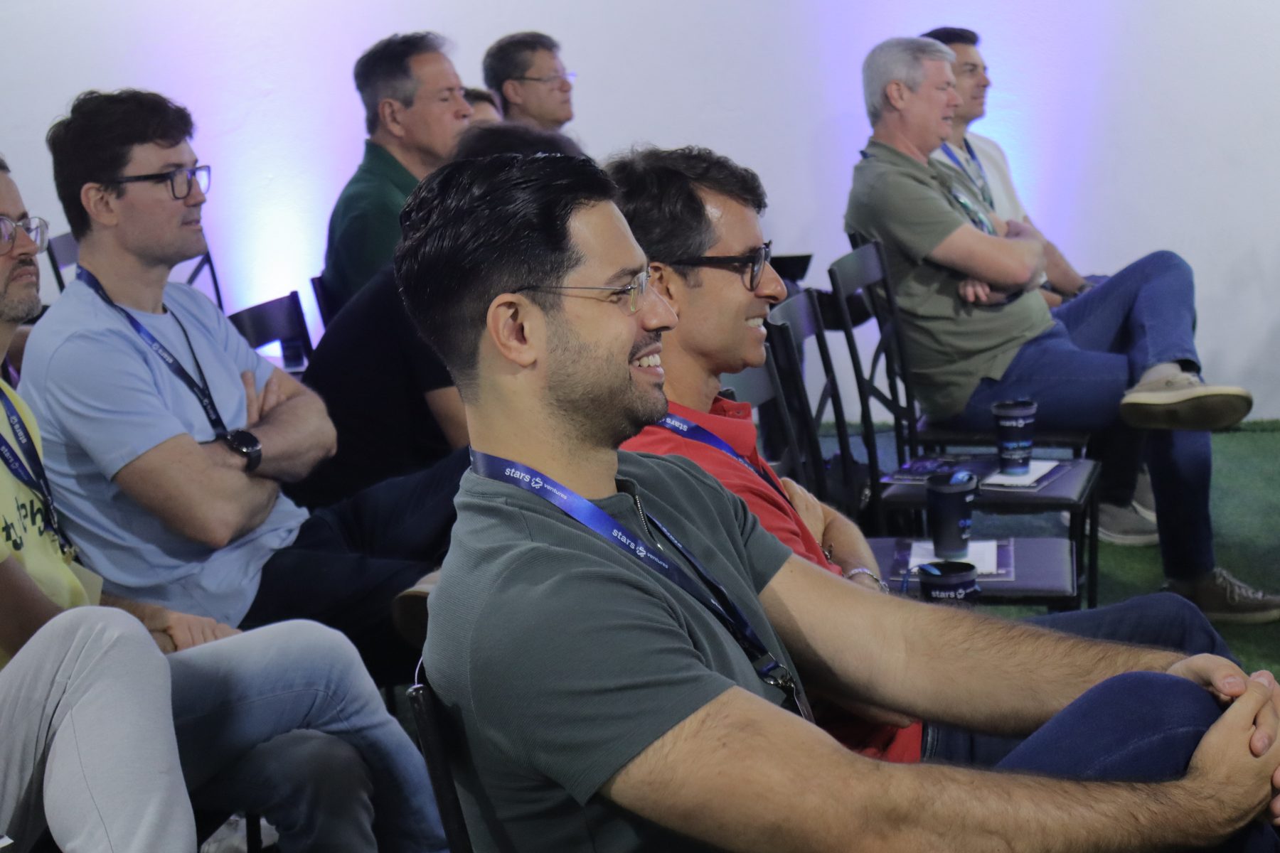 Empresários acompanhando uma palestra em encontro da Stars